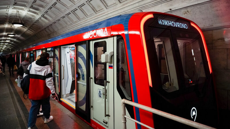 Дептранс Москвы тестирует в метро систему для распознавания падения предметов на пути