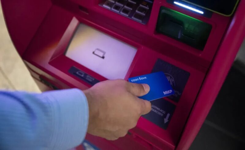 Ozon Банк начал выдавать дебетовые карты через свои банкоматы