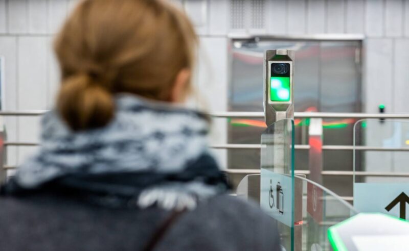 Оплата по биометрии заработала на всех станциях метро в Санкт-Петербурге
