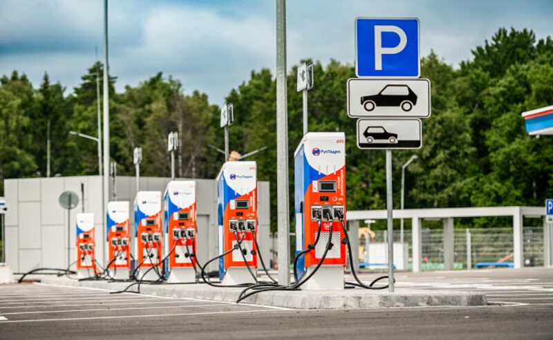 Автодор запустил на трассе М-11 два крупнейших в России зарядных комплекса для электрокаров